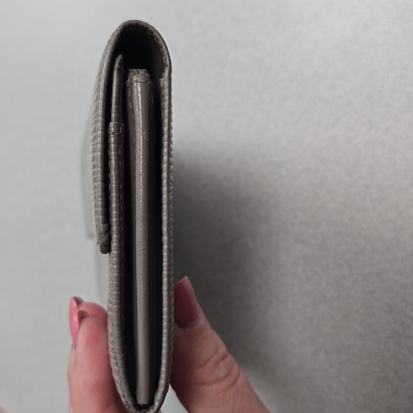 LV Epi Sarah Wallet - Picture 5 of 15